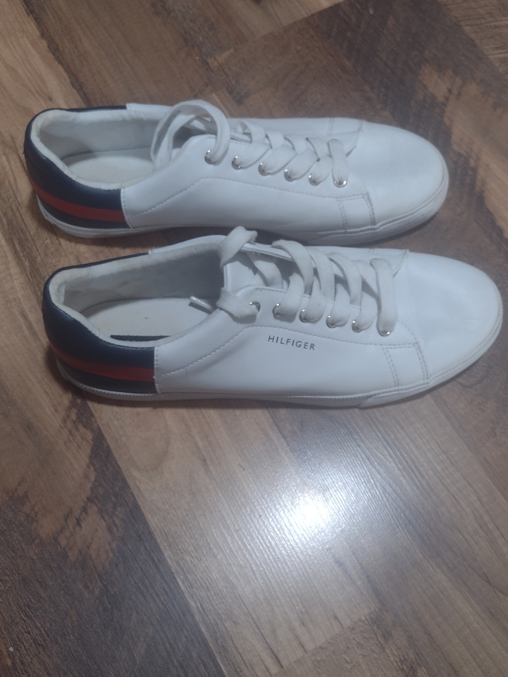 Tommy Hilfiger Women's Laddin Low-Top Sneakers with Navy & Red Detail. Size 11